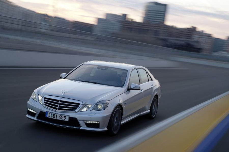  Mercedes-Benz E63 AMG 2010 года  (фото 35 из 57)